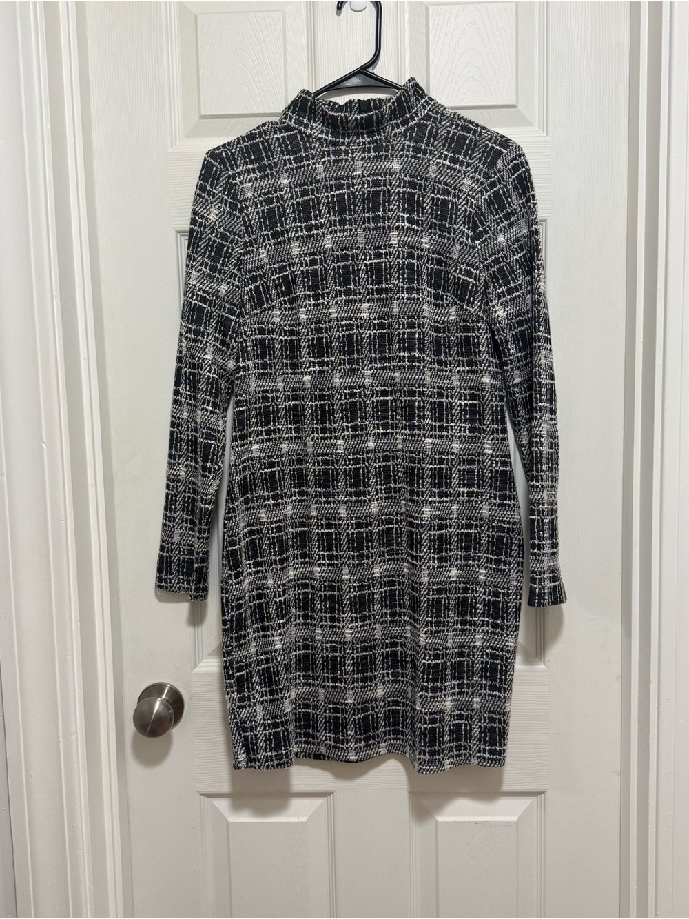Bar III Black & White Plaid Long-Sleeve Mock Neck Dress with Zipper back size M